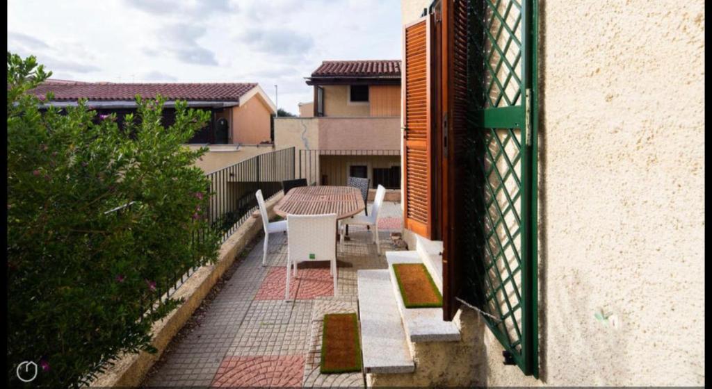 Balkon lub taras w obiekcie AIRPORT-MATER-POOL-LIVE-LATE-CHECKIN-FREE-FROM 7-TILL9PM-AFTER 9PM EXTRACHARGE-TOPAY-INCLUDED-ECONOMIC-SHUTTLE-LATE CHECK OUT-ASSISTANCE TO-RENTCAR&SAVE MONEY DURING JOURNEY 5minByWalkToCcenter2mByWalkToTouristicPort5MinByWalkToBusForCityAndBeaches