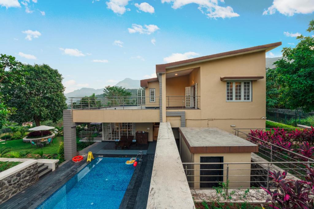 Πισίνα στο ή κοντά στο SaffronStays Forest Trails, Pawna - pool villa with forest views