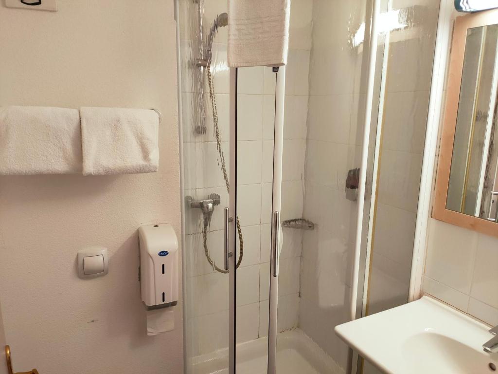 Koupelna v ubytování BRIT HOTEL Essentiel CAHORS Nord