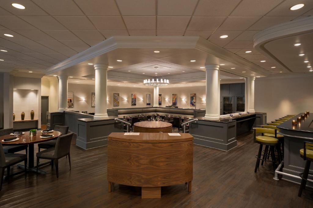 Restaurace v ubytování Crowne Plaza Englewood by IHG