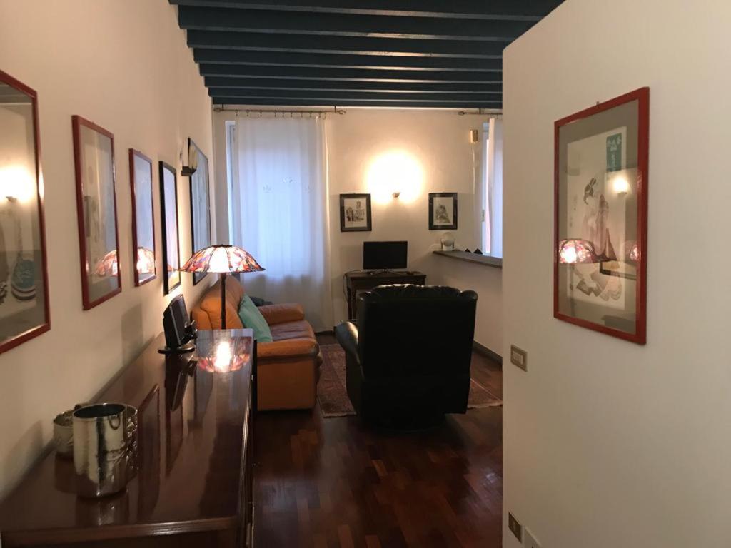 een woonkamer met een bank en een tafel bij Gatto Bianco Bergamo 9 in Bergamo