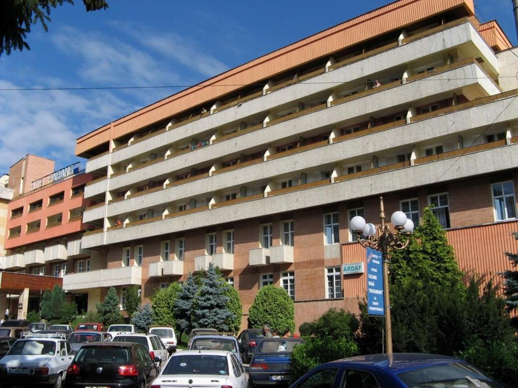 ein Parkplatz vor einem großen Gebäude in der Unterkunft Hotel Parang in Băile Olăneşti