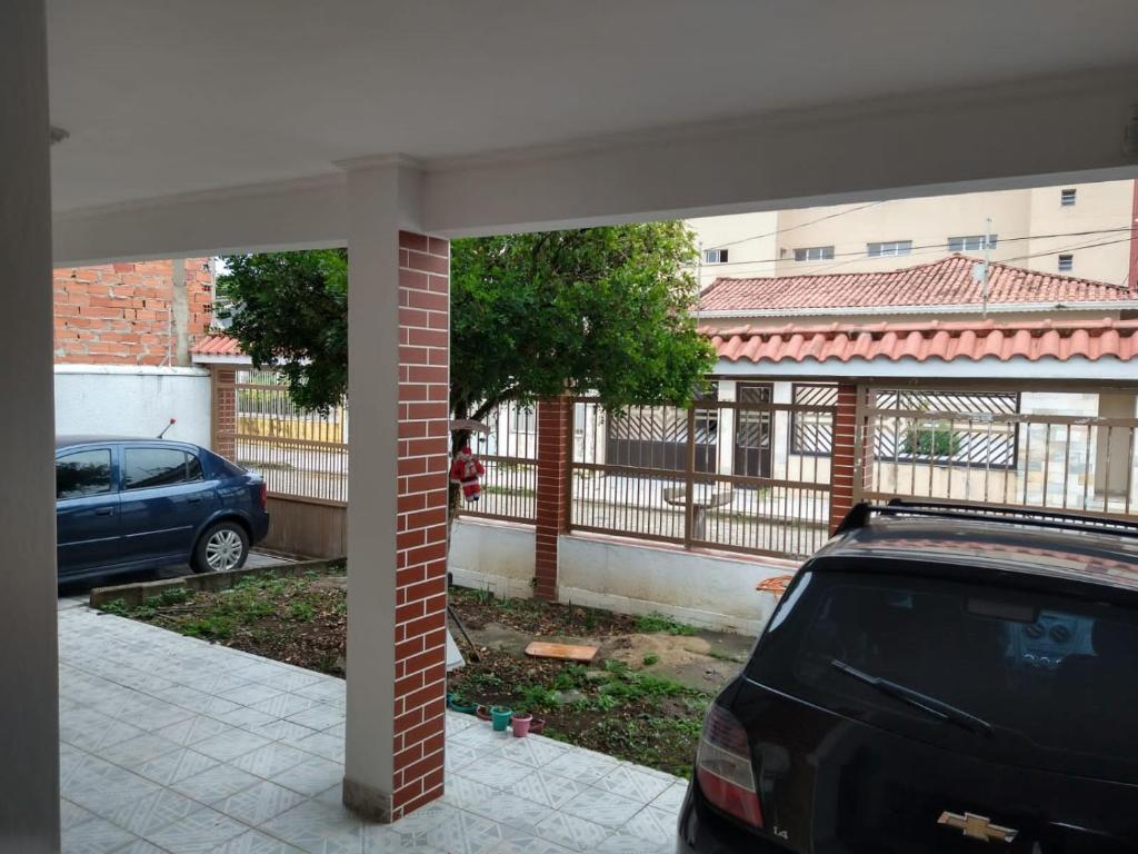 un coche aparcado en la entrada de una casa en Casa Centro de Peruíbe - R&P, en Peruíbe