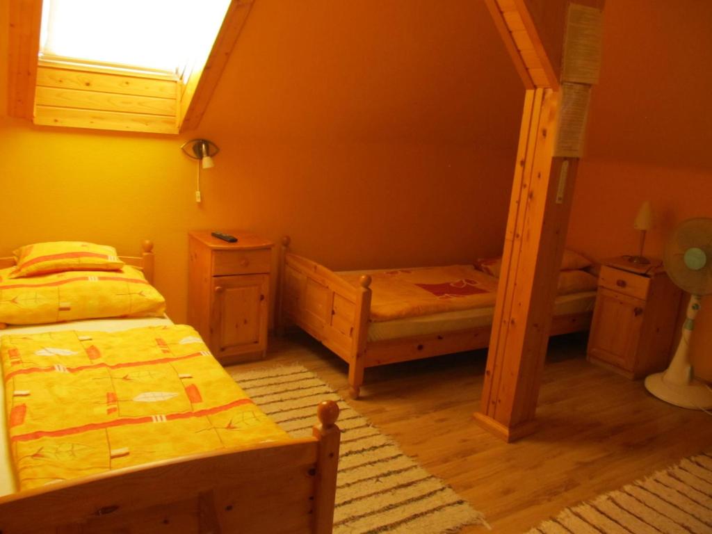 Postel nebo postele na pokoji v ubytování Tavi-fészek Fogadó