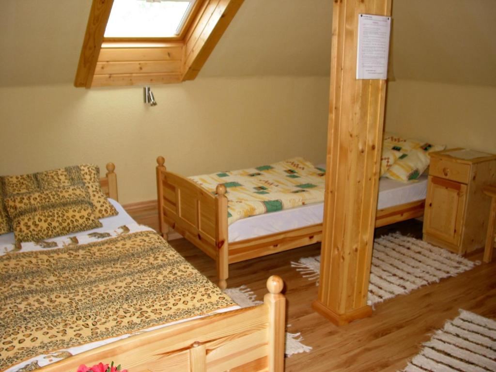 Postel nebo postele na pokoji v ubytování Tavi-fészek Fogadó
