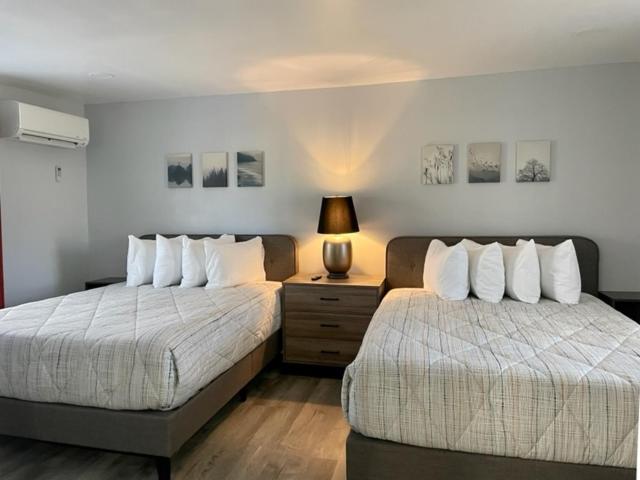 Ліжко або ліжка в номері Veda Inn & Cottages
