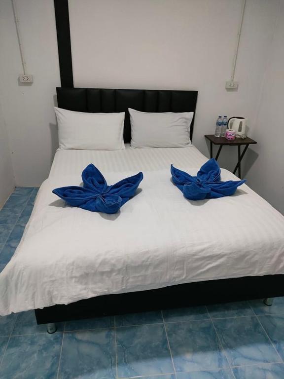 Een bed of bedden in een kamer bij Seahorse Lipe Hostel