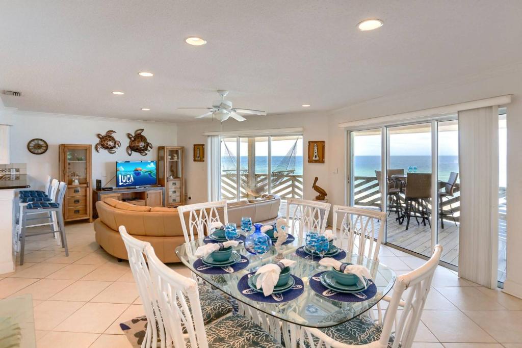 una sala da pranzo con tavolo e sedie e l'oceano di Cypress-n-Sun B-2 a Clearwater Beach