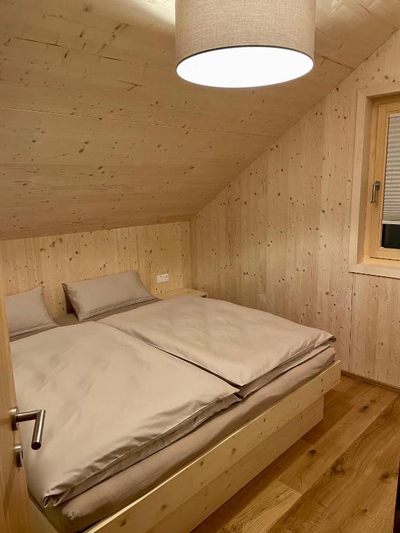 Postel nebo postele na pokoji v ubytování Wasserfall Apartments Mellau