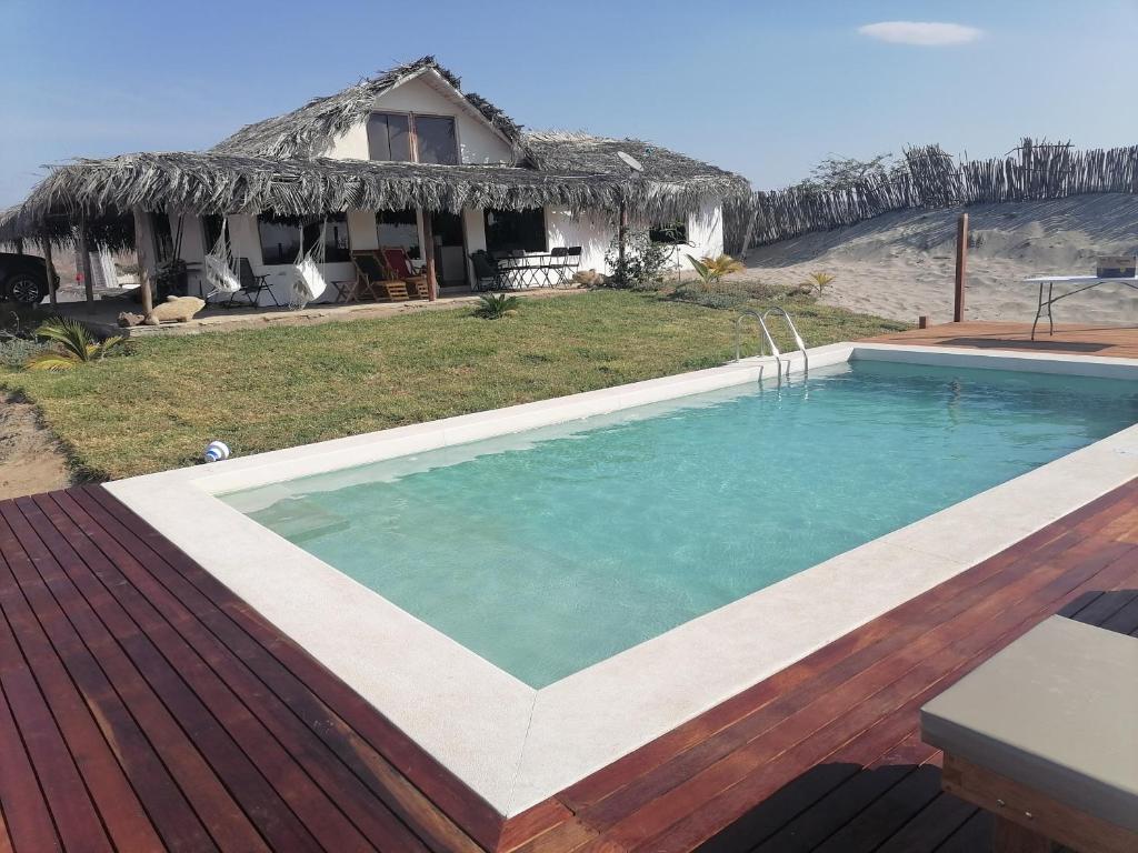 uma piscina em frente a uma casa em Posada del Mar Vichayito em Los Órganos