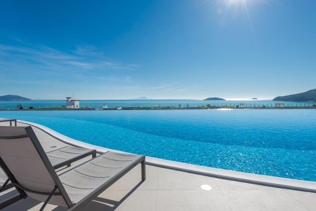 Kolam renang di atau dekat dengan Apartamento maravilhoso com piscina e vista mar Mirante Home Club