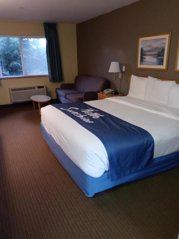 Postel nebo postele na pokoji v ubytování Days Inn by Wyndham Ocean Shores
