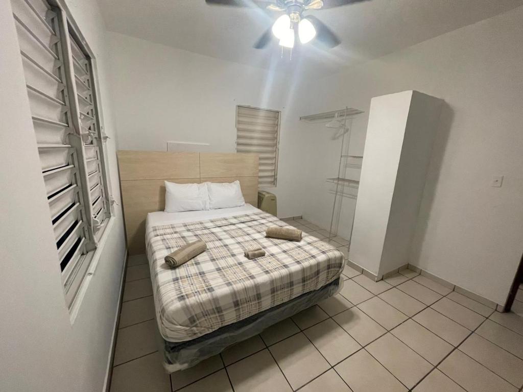Rúm í herbergi á New updated 2 Bedroom Apartment in Bayamon, Puerto Rico