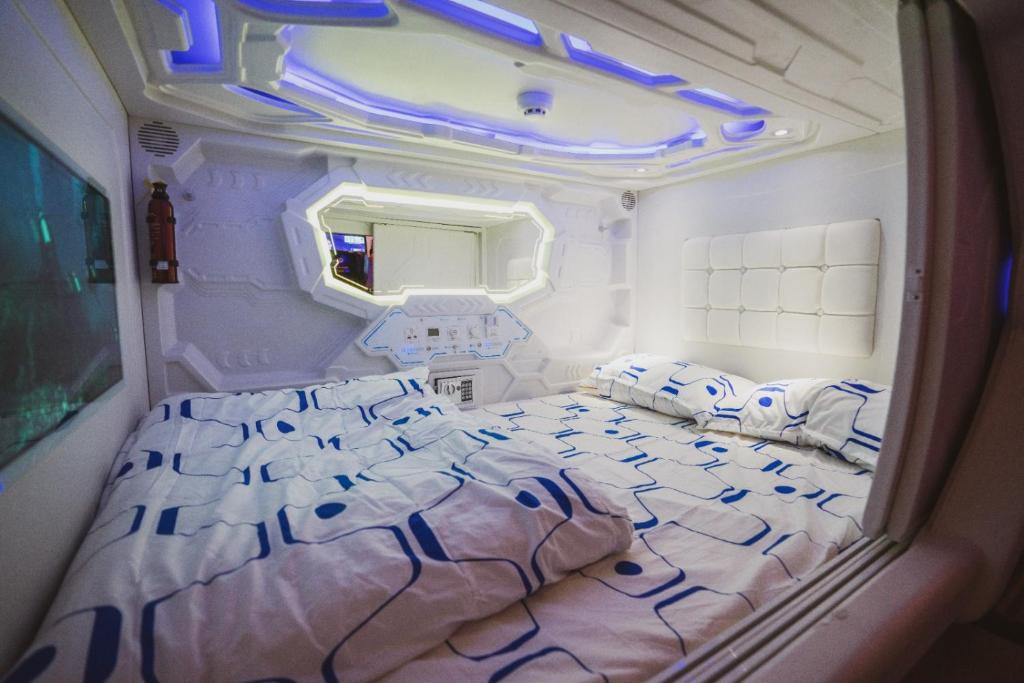 新山Hashtag.Capsule.Hostel的一张位于房间中间的大床