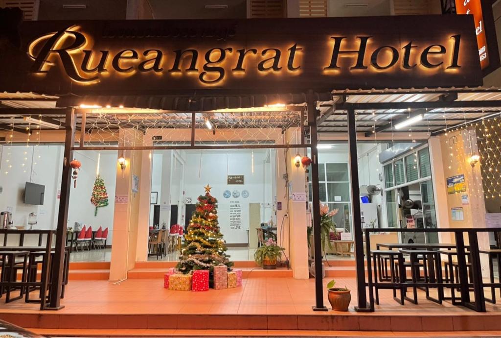 Rueangrat Hotel في رانونغ: شجرة عيد الميلاد أمام الفندق