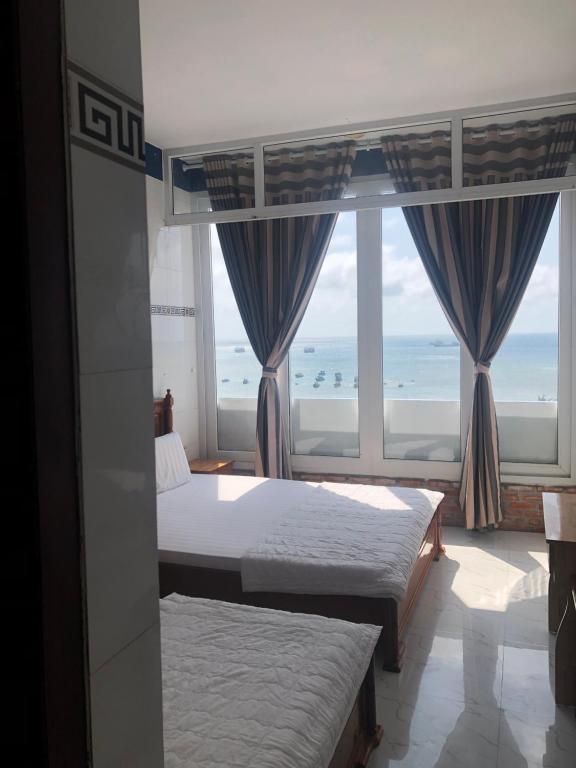 Giường trong phòng chung tại Khách sạn Hoàng Phú đảo Phú Quý