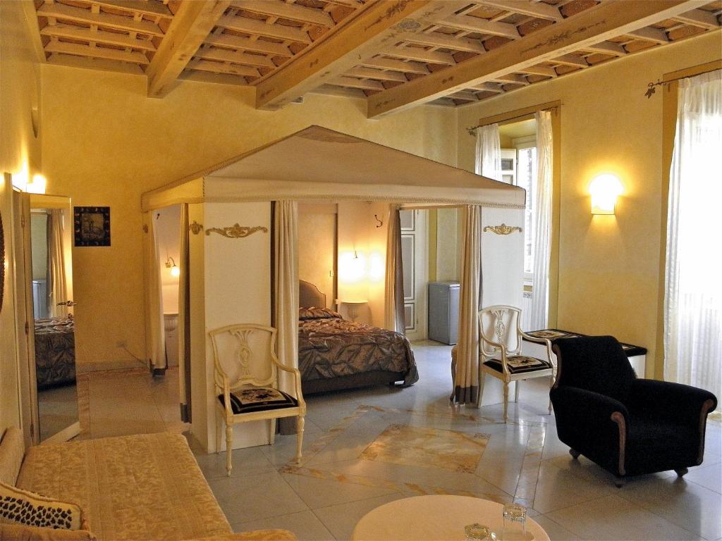 Un dormitorio con una cama y una tienda. en Residenza Al Corso Suites en Roma
