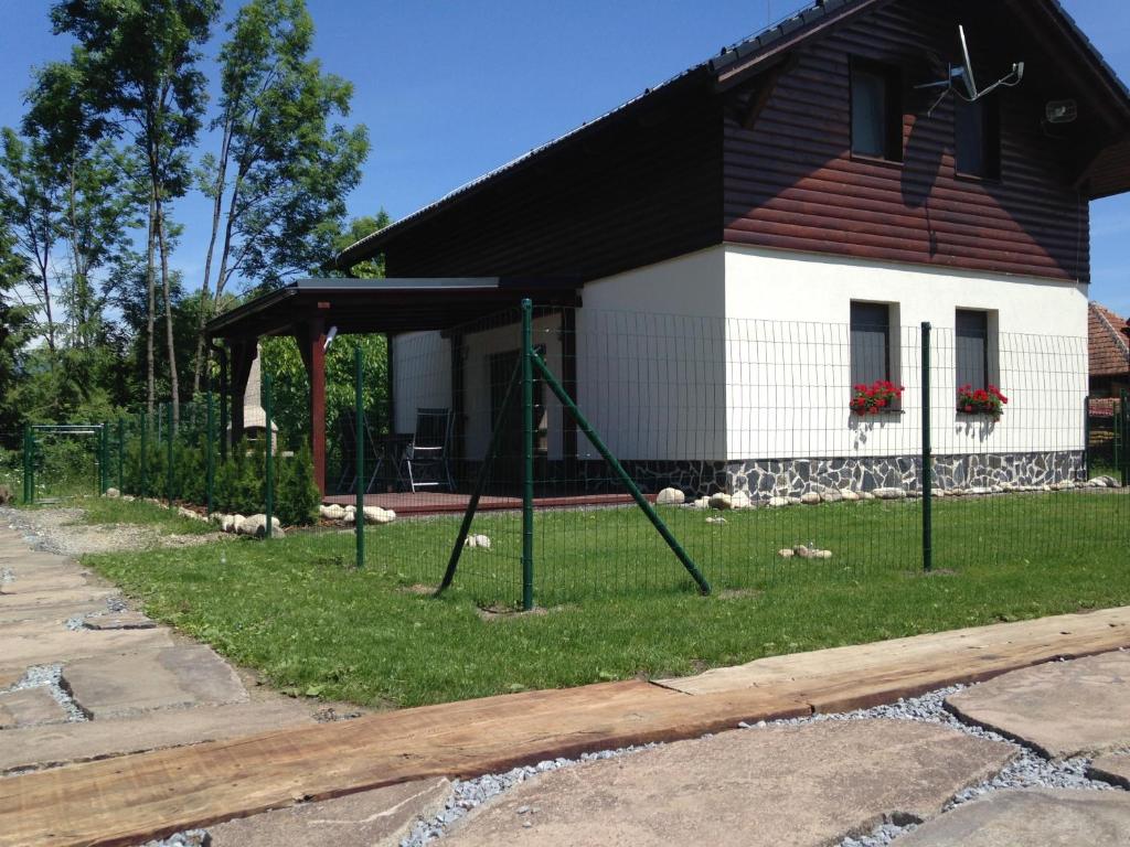 un columpio frente a una casa en Villa Jasna, en Liptovský Mikuláš