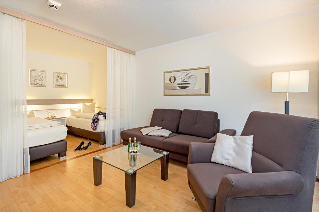 een woonkamer met een bank en een tafel bij Appartementhaus Bavaria in Bad Füssing