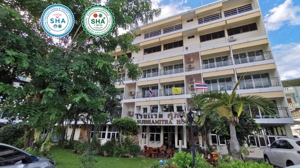 ein Gebäude mit Schildern davor in der Unterkunft Subhamitra Hotel Hua Hin-SHA Certified in Hua Hin