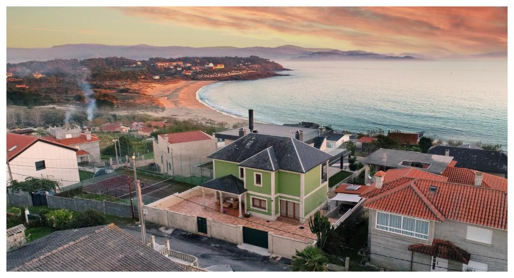 una vista aérea de una playa con casas y el océano en Villa Montalvo Beach en Montalvo