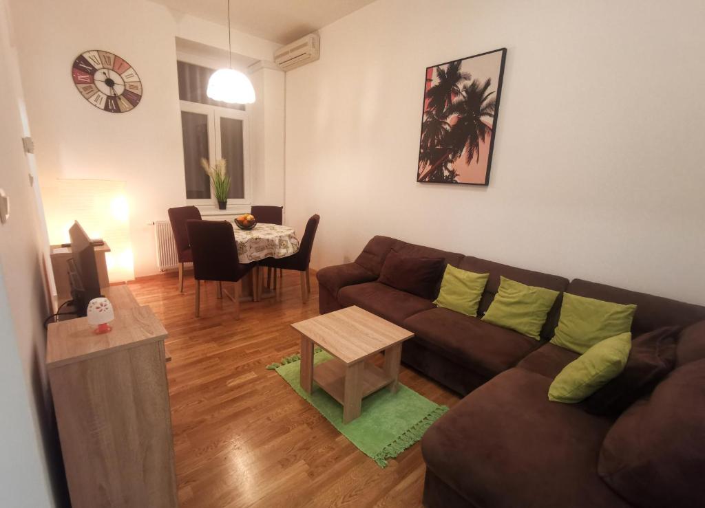 ein Wohnzimmer mit einem Sofa und einem Tisch in der Unterkunft Zagreb Creative Apartments APP 5 in Zagreb