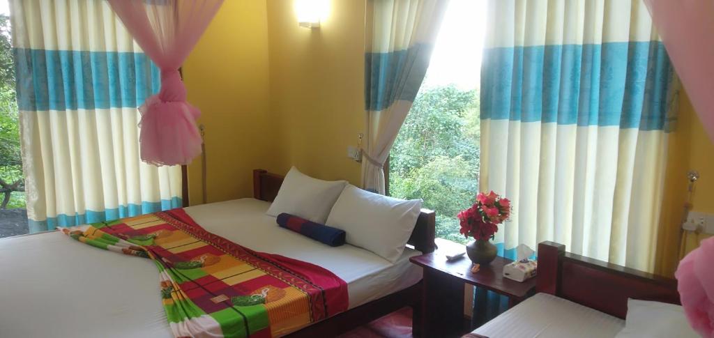 Postel nebo postele na pokoji v ubytování inn on the rock daambulla