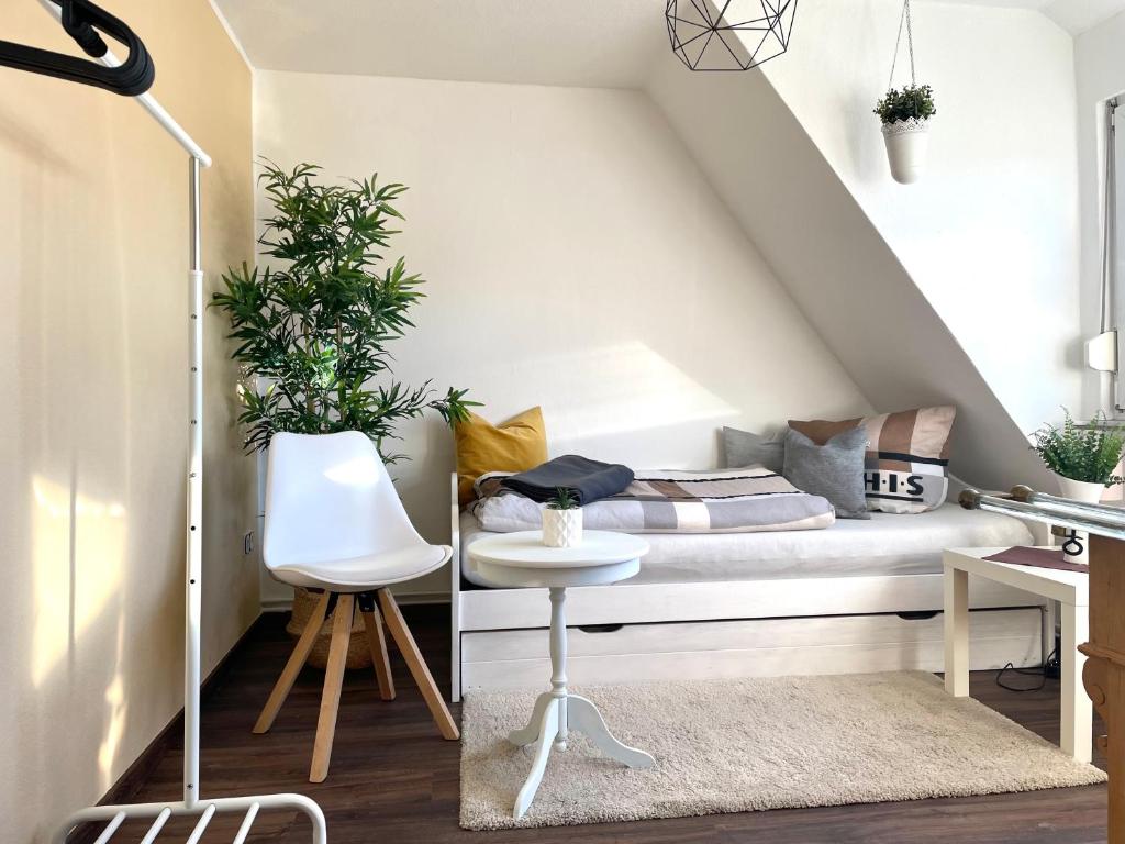 Zimmer mit einem Bett mit Pflanzen und einem Schreibtisch in der Unterkunft Bi uns too Huus in Wilhelmshaven