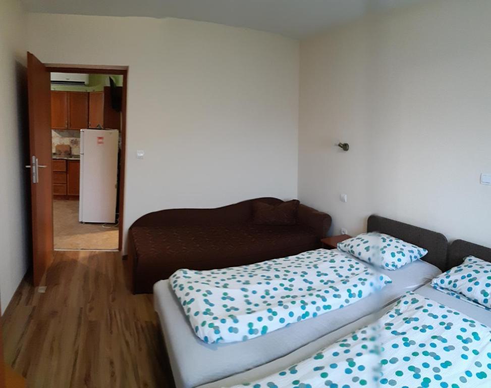 Łóżko lub łóżka w pokoju w obiekcie Sunshine Apartment