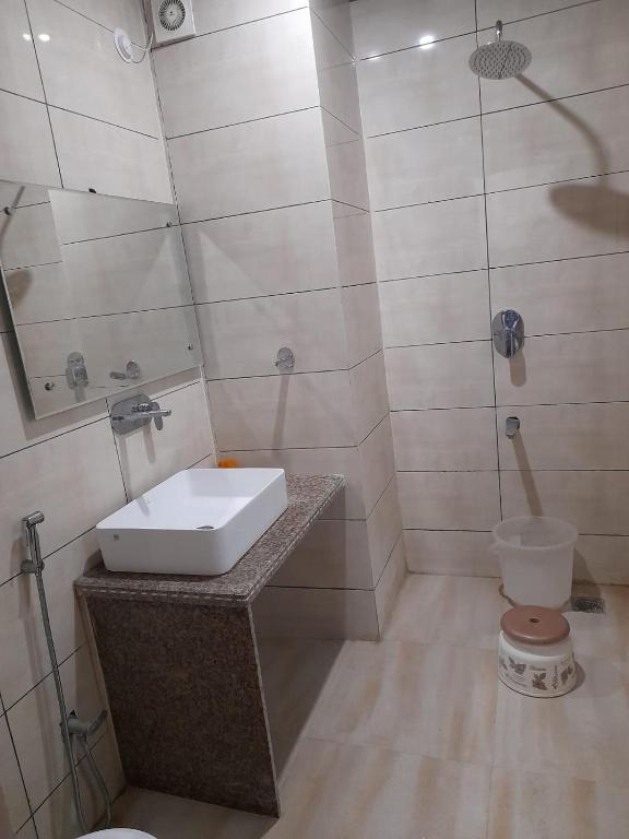 Koupelna v ubytování Hotel Zoon Dabb Srinagar airport kashmir