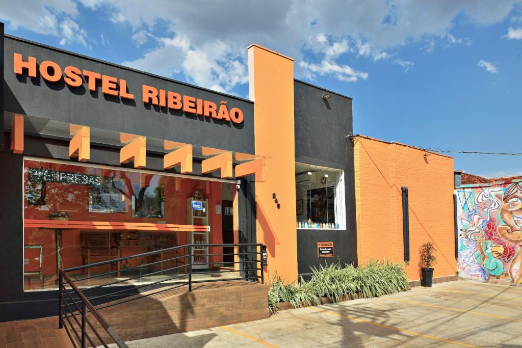 un edificio con un letrero del albergue en HOTEL & HOSTEL RIBEIRAo, en Ribeirão Preto