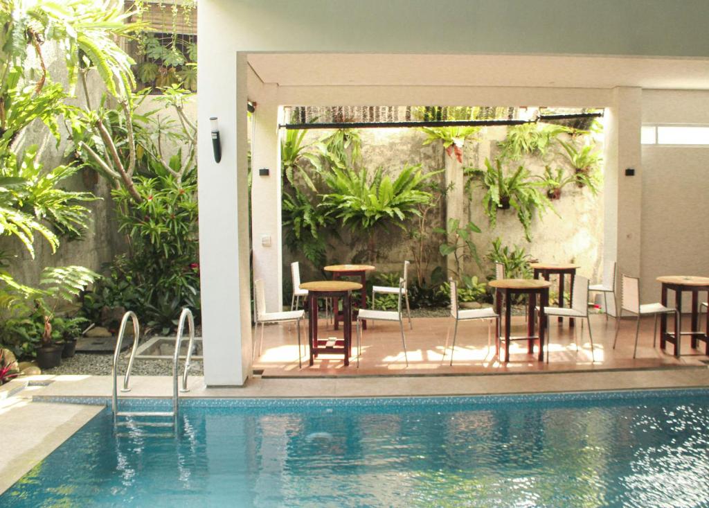 Bazén v ubytování Rion Hostel Bogor nebo v jeho okolí