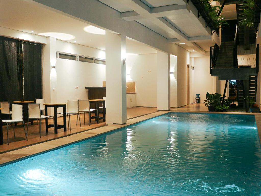 Bazén v ubytování Rion Hostel Bogor nebo v jeho okolí