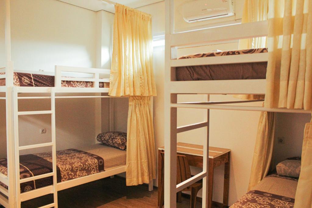 Palanda nebo palandy na pokoji v ubytování Rion Hostel Bogor