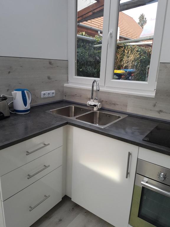 A kitchen or kitchenette at Családi haz