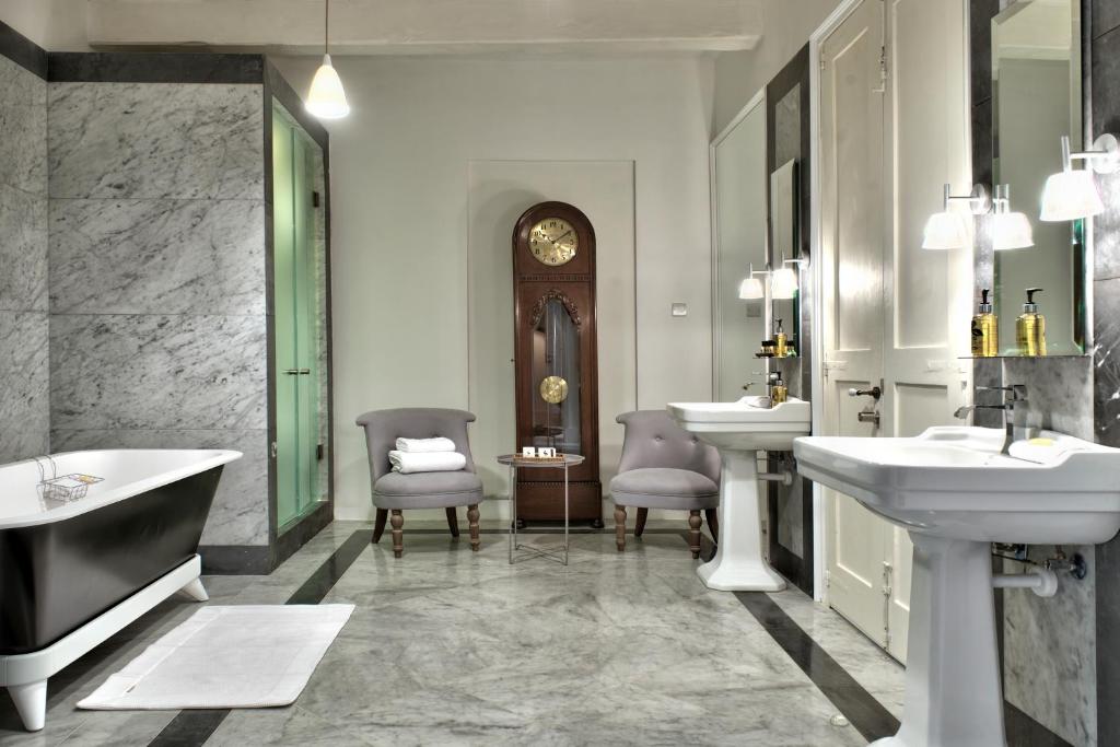 een badkamer met 2 wastafels en 2 toiletten bij Casa Ellul - Small Luxury Hotels of the World in Valletta