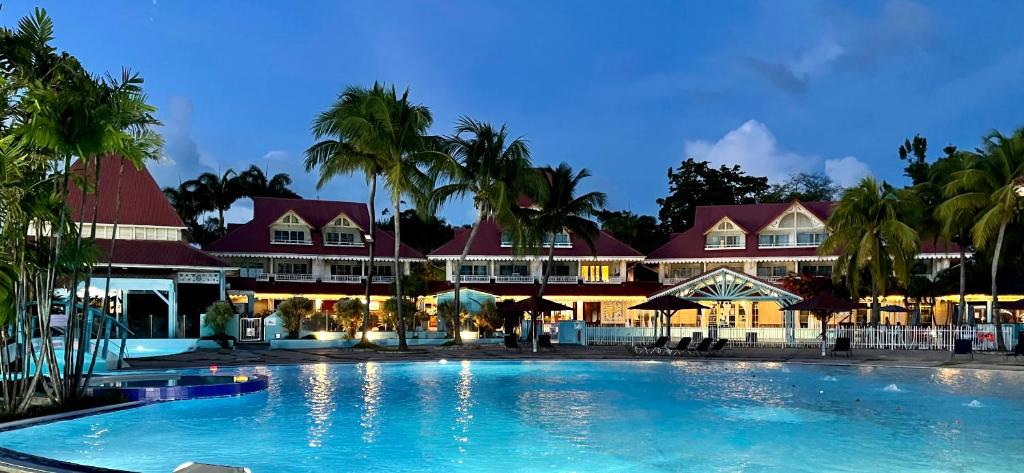 una grande piscina di fronte a un resort di Studios Barbadine - Resorts Flats a Sainte-Anne