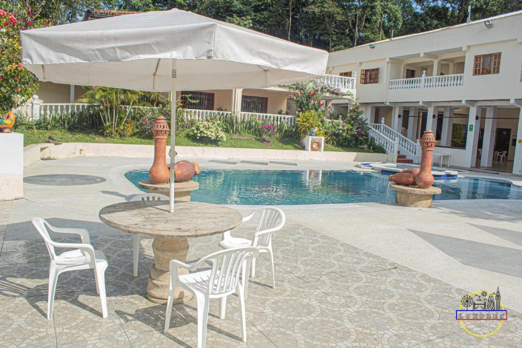 Bazén v ubytování Hotel Finca Londres nebo v jeho okolí