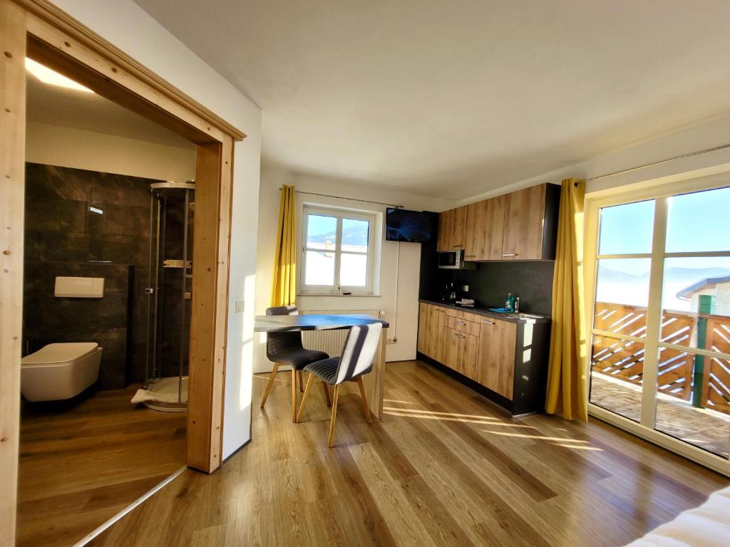Televízia a/alebo spoločenská miestnosť v ubytovaní Ferienwohnung Flachau Oberlehengut