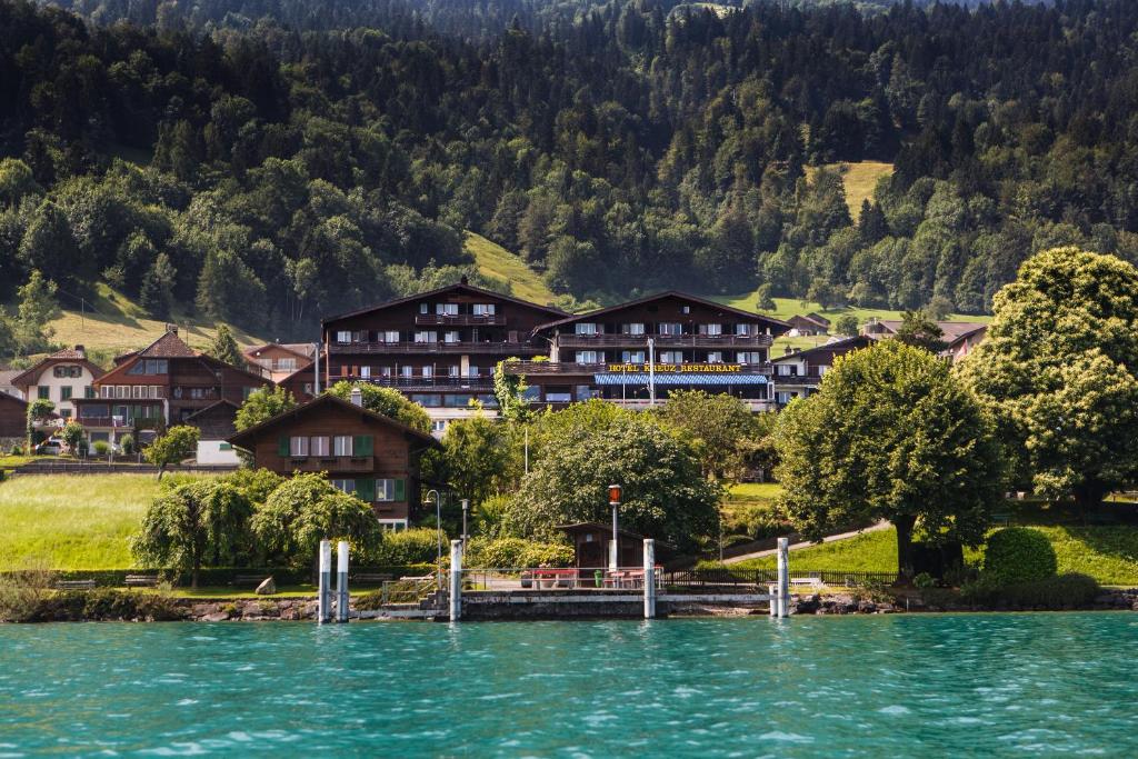 a view of a village from the water at Hotel Kreuz in Leissigen