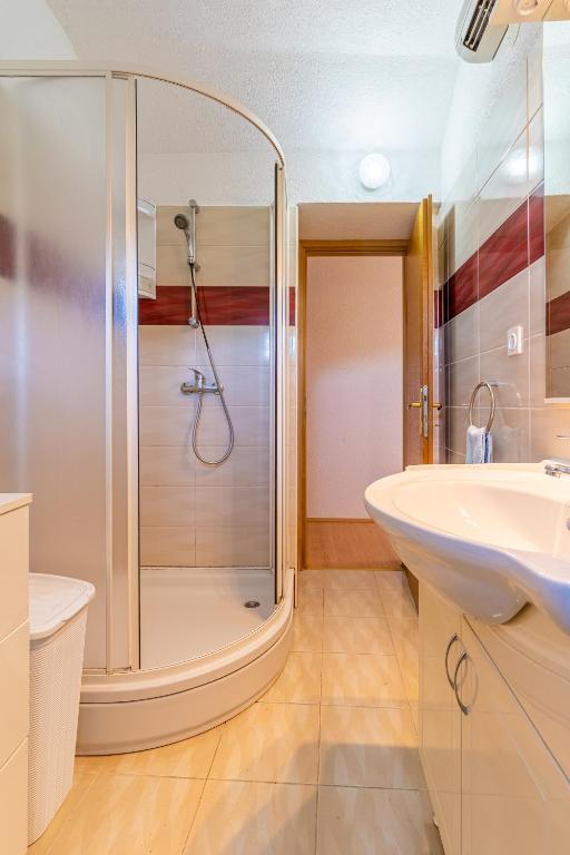 Ванная комната в Apartmani Valun1