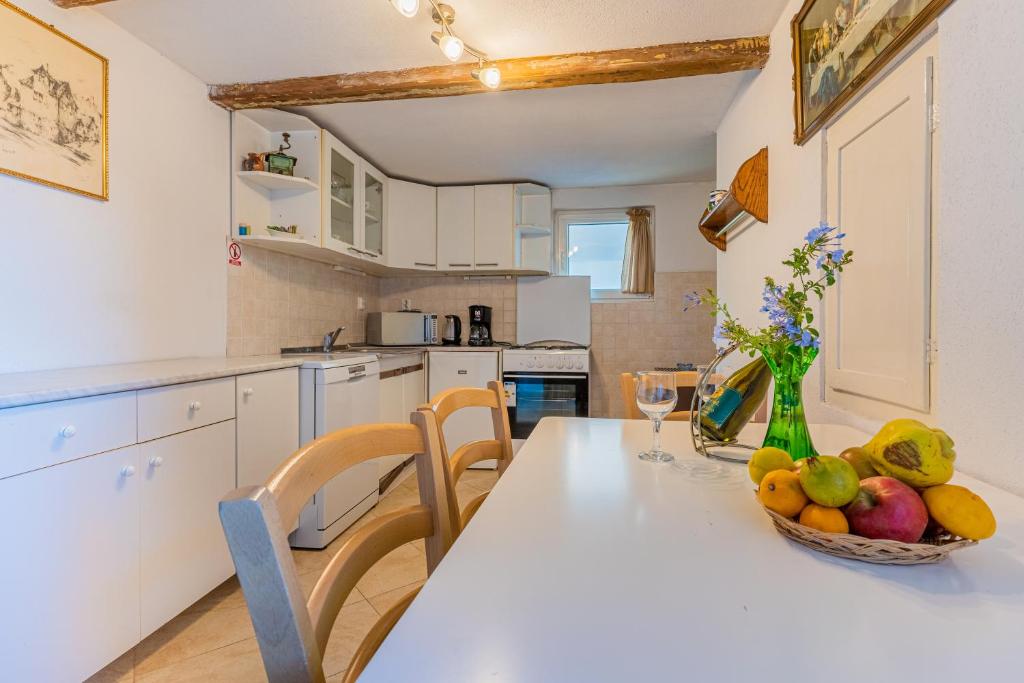 Кухня или мини-кухня в Apartmani Valun1

