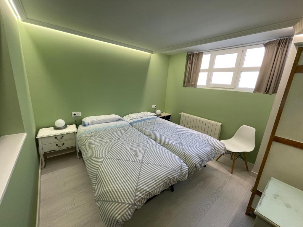 Een bed of bedden in een kamer bij Apartamentos La Estación
