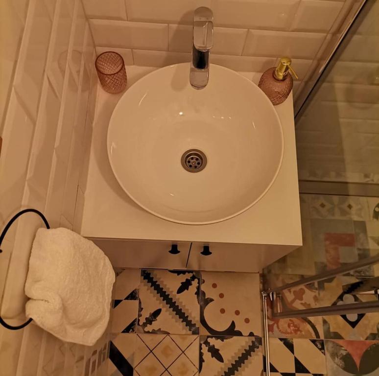 un lavandino bianco in bagno con asciugamano di Cortina resort a Ivanjica