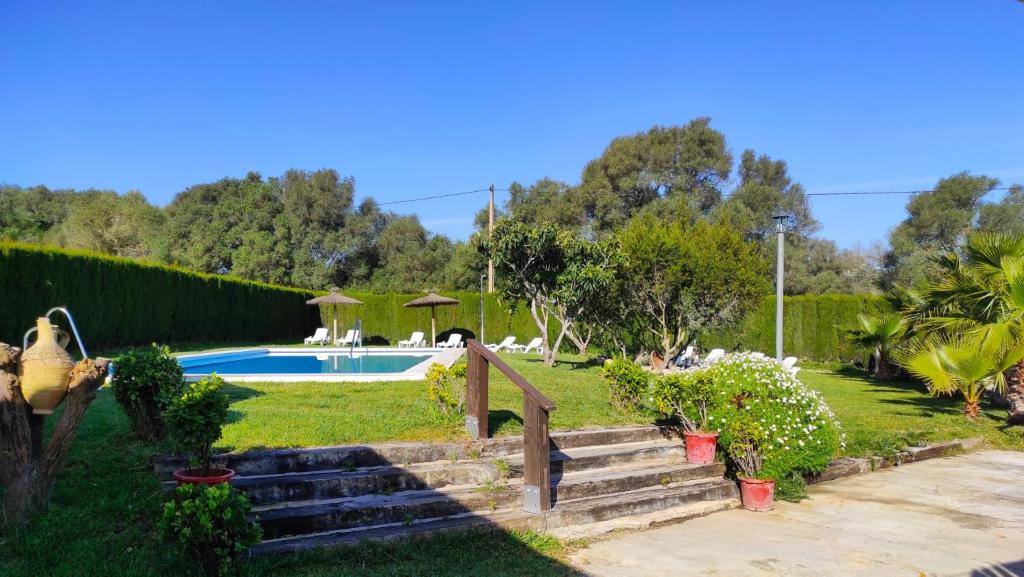 een resort met een zwembad in een tuin bij Vejer life&nature in Vejer de la Frontera