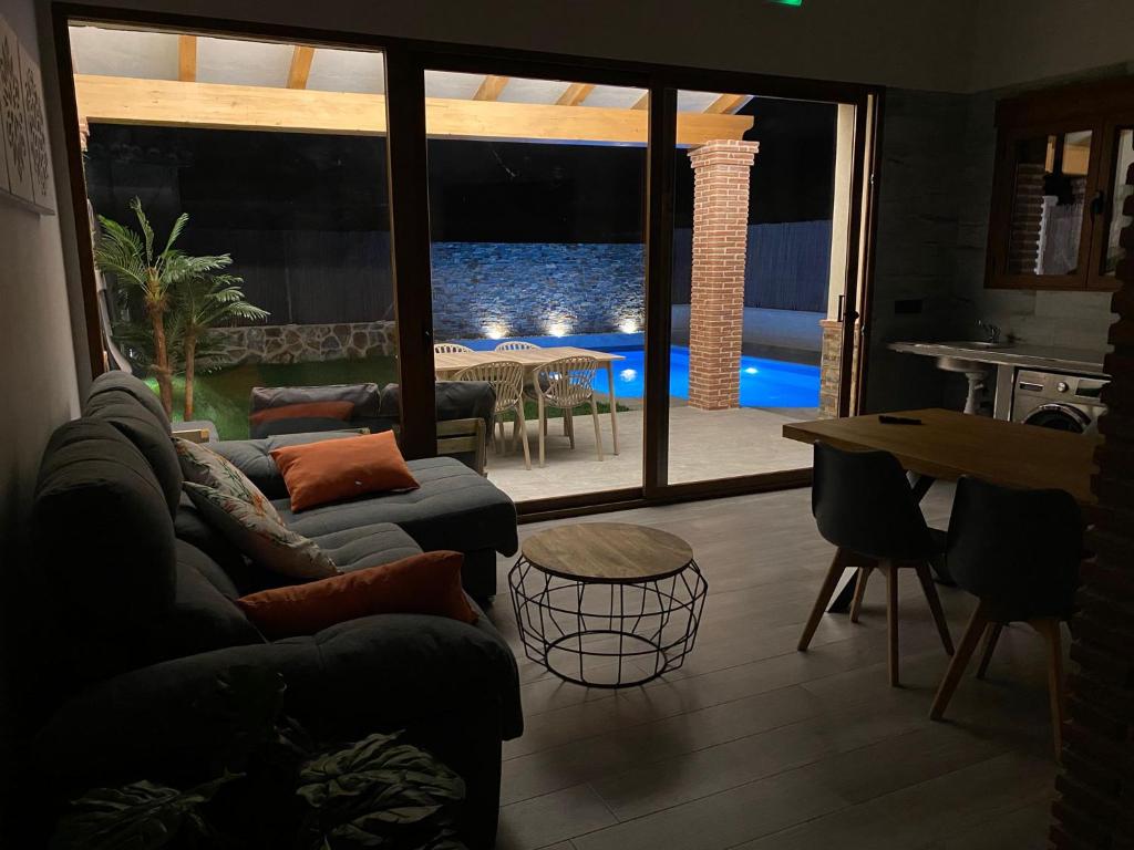 Bazén v ubytování Acogedora casa rural con piscina particular Barlow TR-CC-00426 nebo v jeho okolí