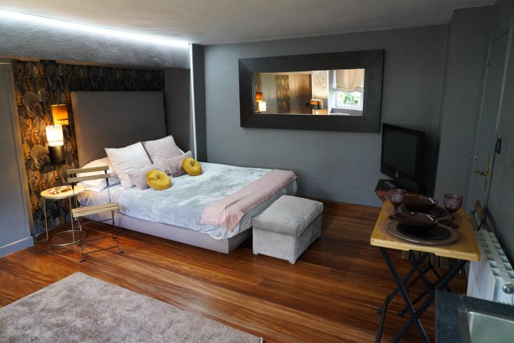 a bedroom with a bed with two yellow pillows on it at Apartamento independiente suite in Castro-Urdiales