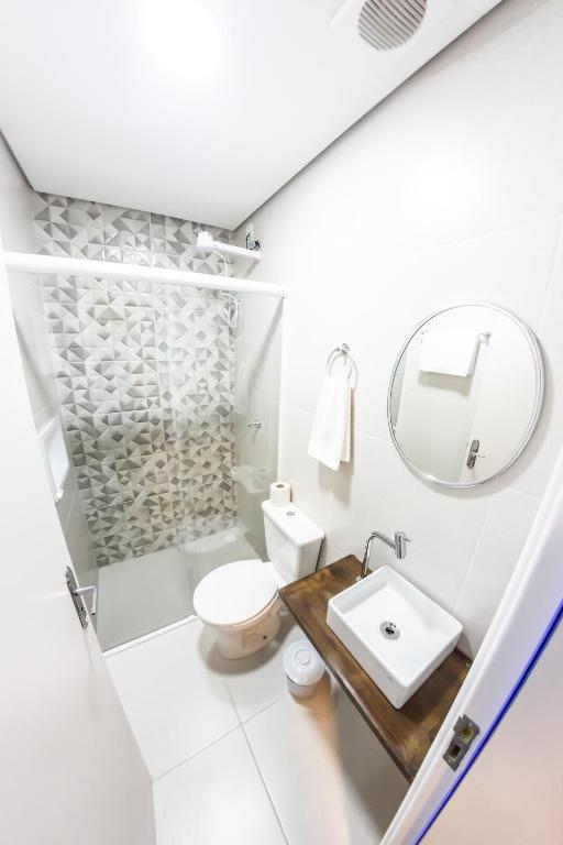Um banheiro em Bonabrigo Hostel & Suítes