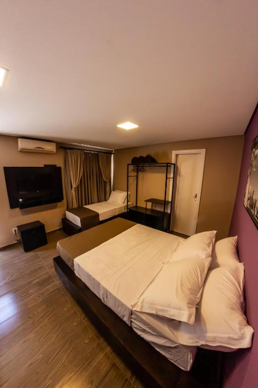 Cama ou camas em um quarto em Bonabrigo Hostel & Suítes