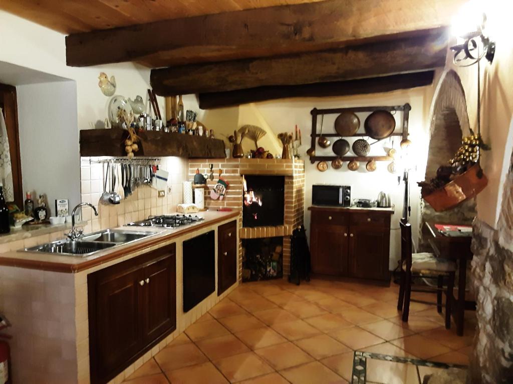 eine Küche mit einer Spüle und einem Herd Top-Backofen in der Unterkunft I Malatesta in Boiano